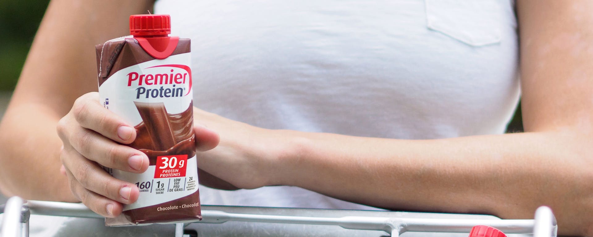 Une personne appréciant un shake protéiné au chocolat canadien.