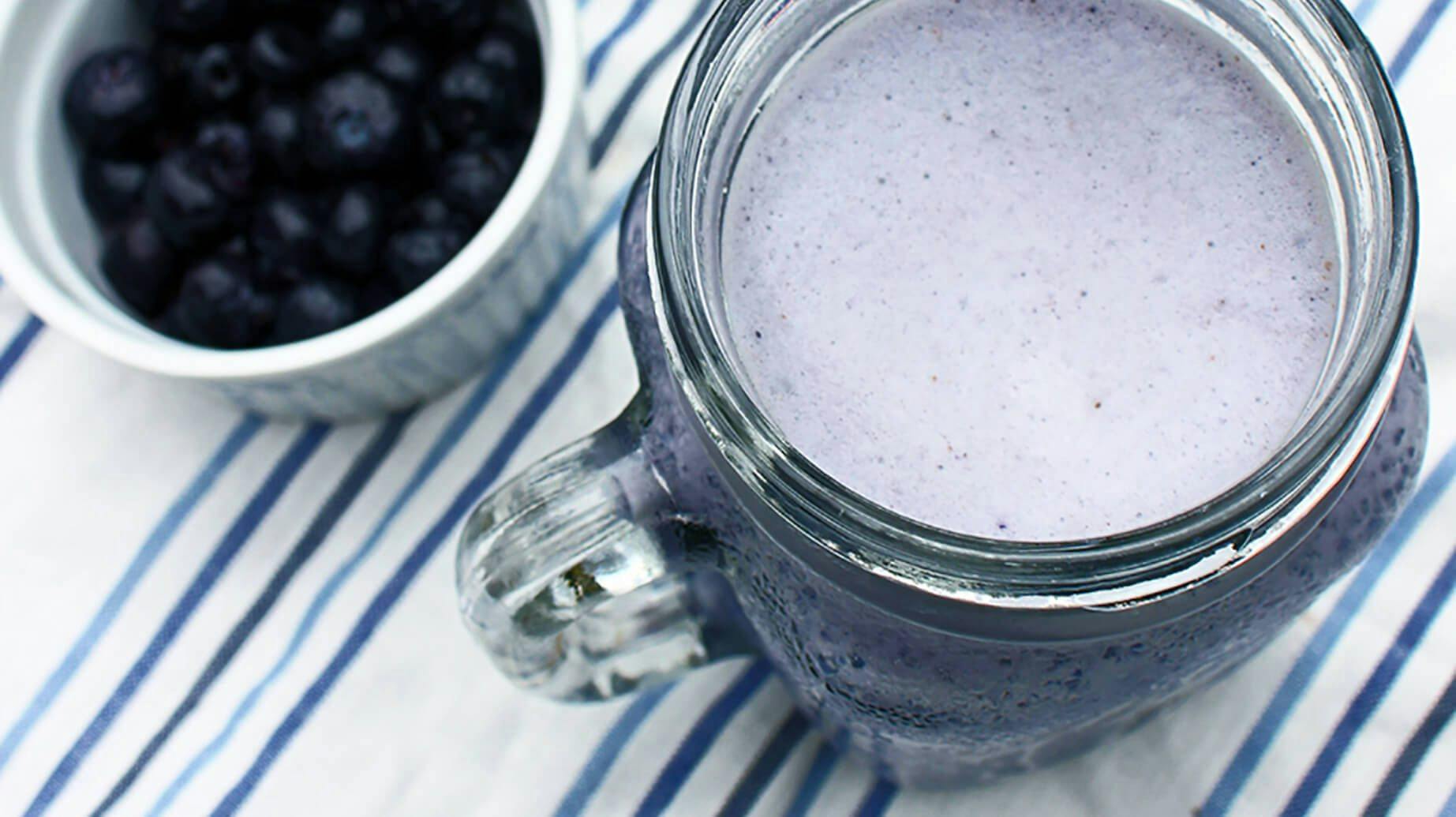 Recipe image for Smoothie au muffin aux bleuets.