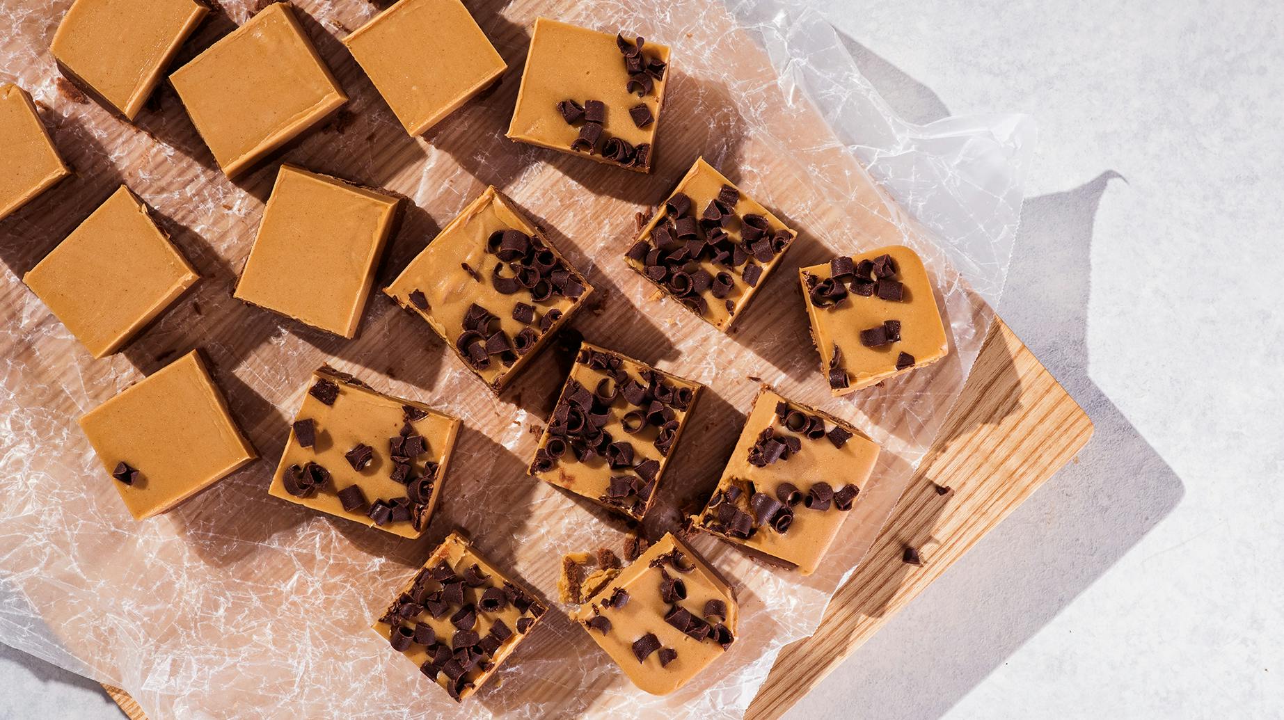 Recipe image for BÂTONNETS GLACÉS AU CHOCOLAT ET BEURRE D’ARACHIDES.