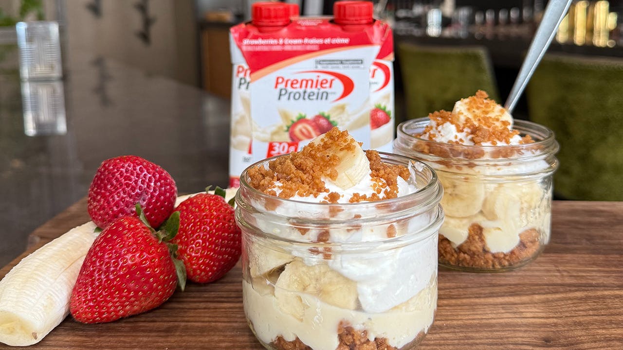 Recipe image for Coupes à la tarte à la crème fraise et banane.